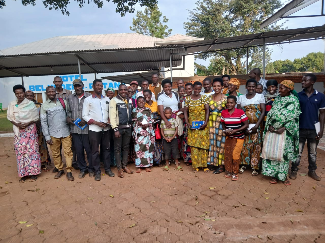Dans le cadre du projet Menya Ukire, DUSHIREHAMWE a renforcé les capacités des membres des réseaux communautaires et des points focaux dans six communes des provinces Burunga et  Gitega. Ces formations leur ont permis d’acquérir des connaissances et des outils pour sensibiliser leurs communautés sur la justice transitionnelle, les traumatismes historiques, la santé mentale, le soutien psychosocial et la cohésion sociale.